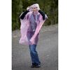 Person mit rosa Regenponcho