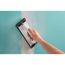 Person schleift mit Schleifgitter eine Wand