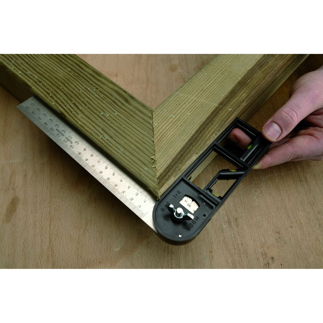 Person misst Winkel eines Holzstücks mit Universalwinkel.