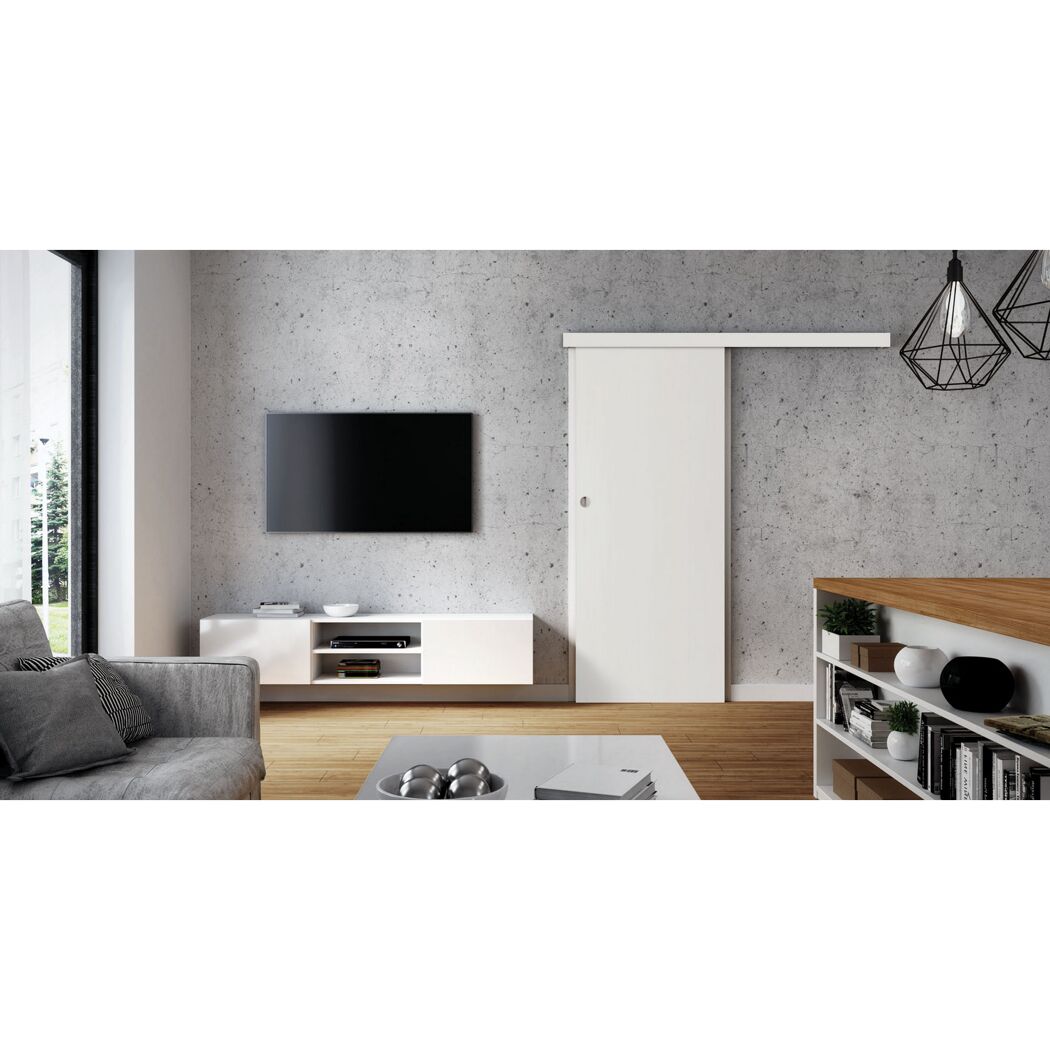Weiße Schiebetür in einem Wohnzimmer
