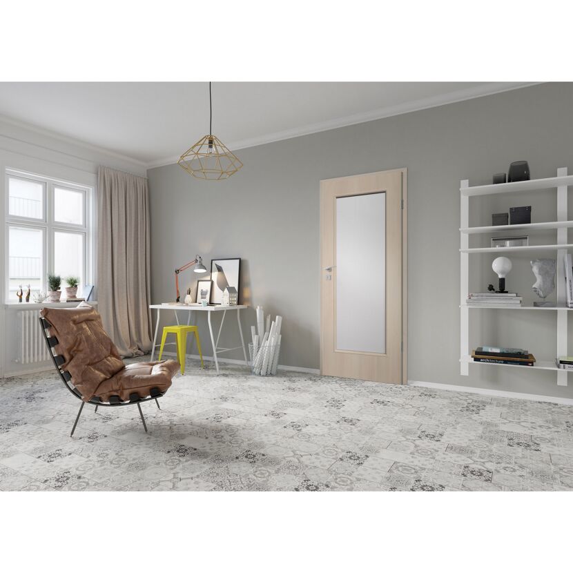 Holztür mit Glaseinsatz im modernen Wohn-Esszimmer
