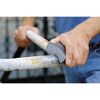 Schleifblock K40 an rostigem Metallrohr