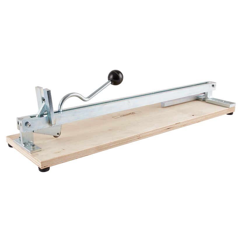 Fliesenschneidmaschine auf Holzbrett