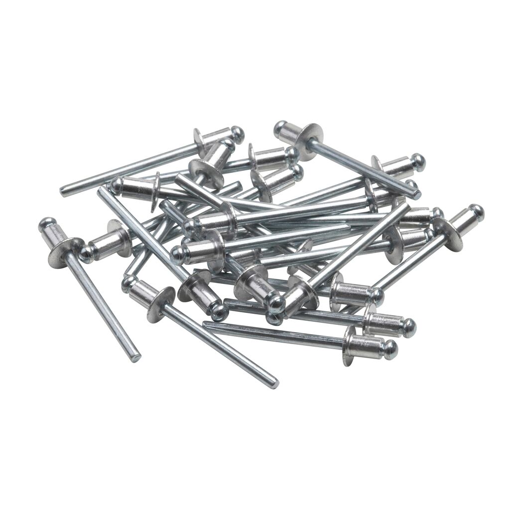 Eine Handvoll Blindnieten aus Aluminium.