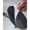 Hand hebt Schleifpapier von einem Rundschleifer ab