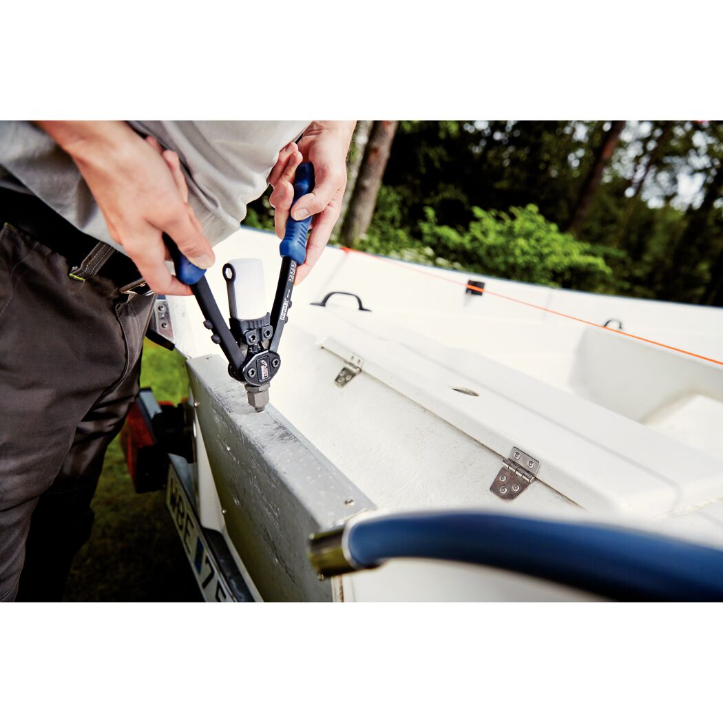 Person verwendet eine Blindnietzange RP100 von PressLess an einem Boot.