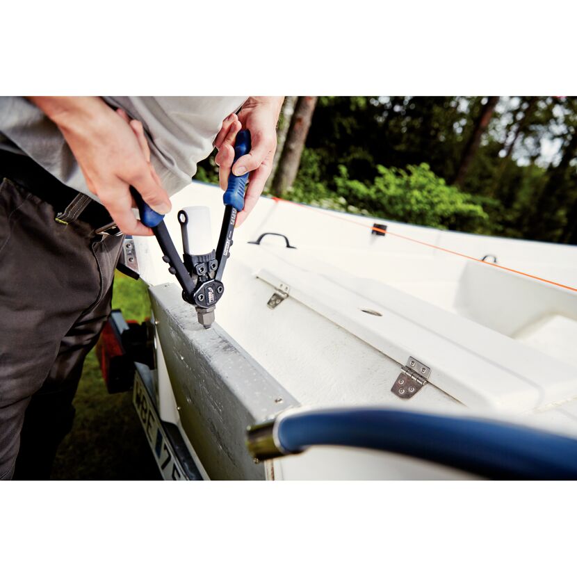 Person verwendet eine Blindnietzange RP100 von PressLess an einem Boot.