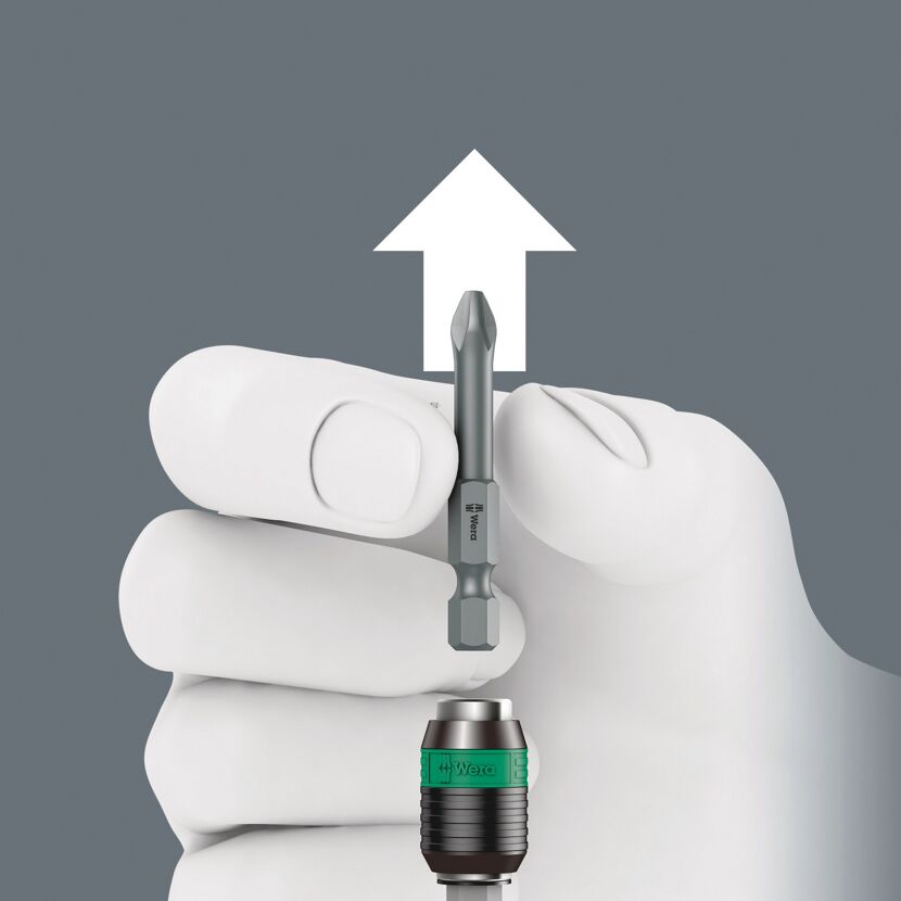 Hand setzt Bit in Bithalter ein