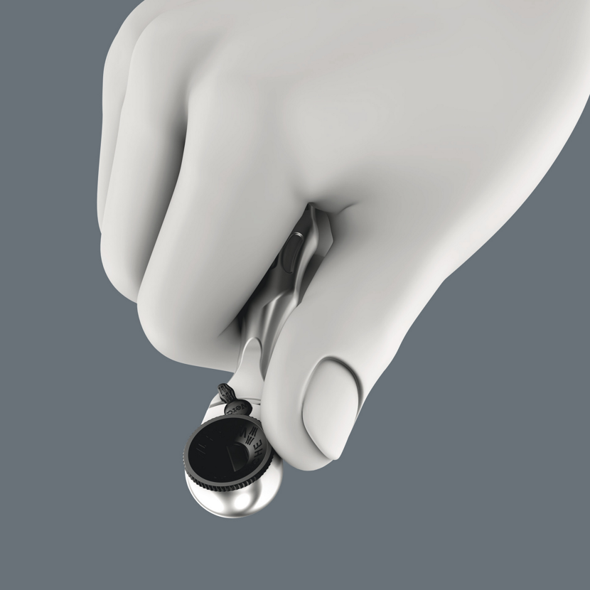 Hand hält einen Drehmomentschlüssel
