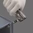 Hand mit Bit-Check Schraubendreher