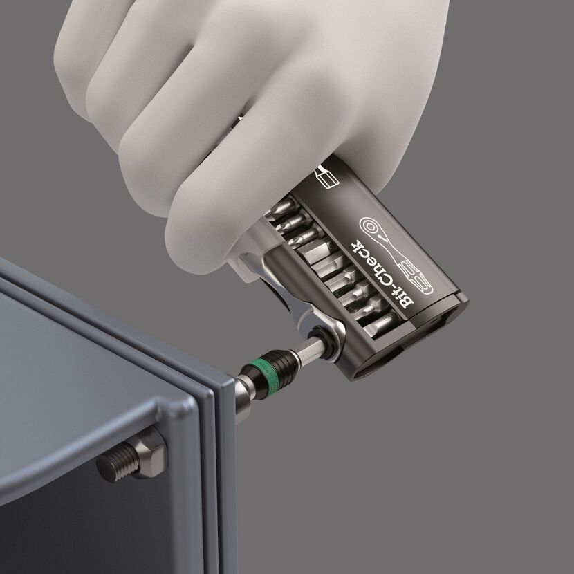 Hand mit Bit-Check Schraubendreher