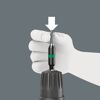 Hand setzt Bit in Bithalter ein