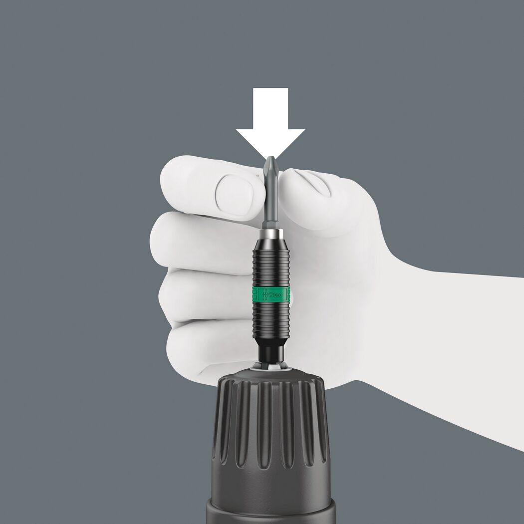 Hand setzt Bit in Bithalter ein