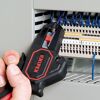 Hand benutzt eine automatische Abisolierzange von Knipex.