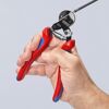 Hand hält eine Drahtseilschere von Knipex.
