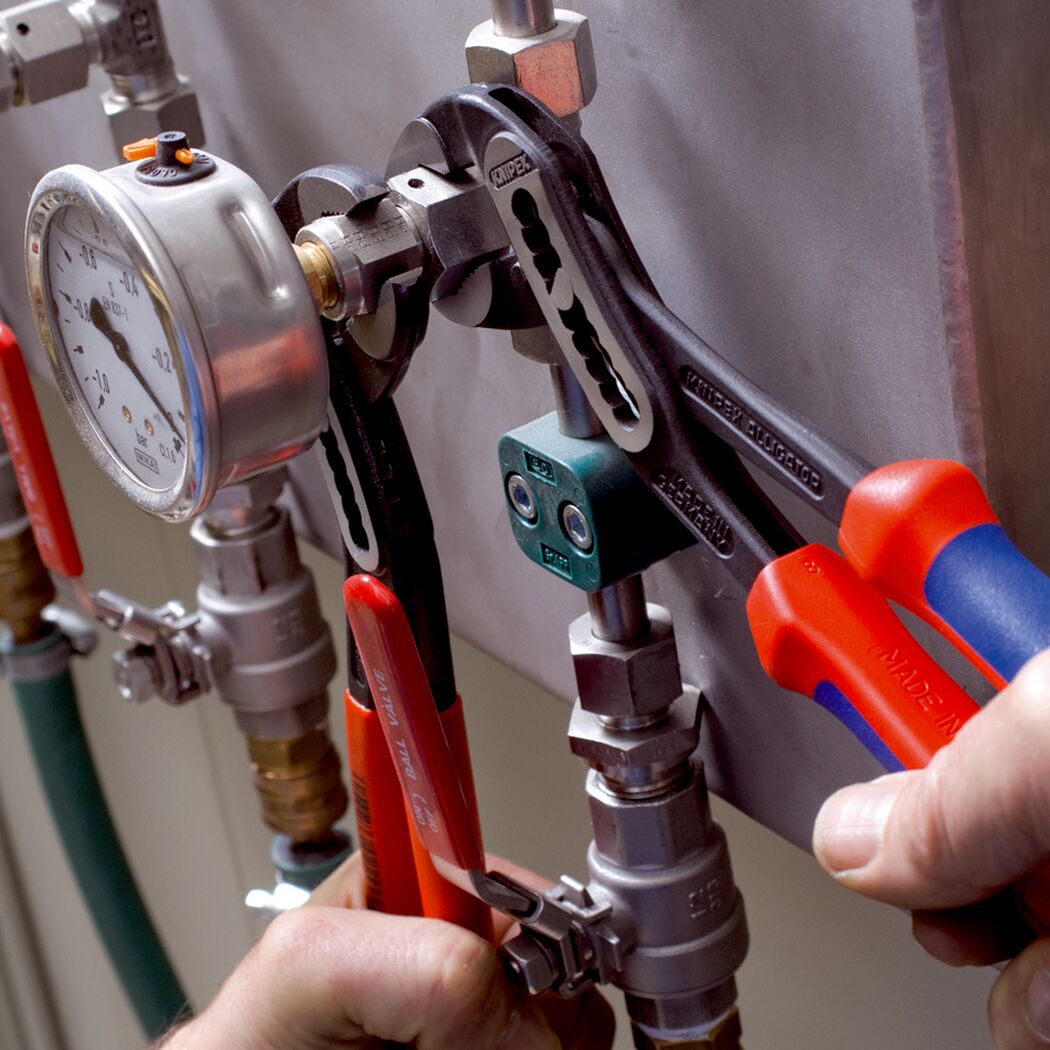 Rohrleitungen mit Ventilen und Manometer