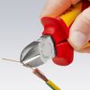 Person verwendet Seitenschneider von Knipex an Kabel