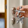 Person verwendet einen Universalschlüssel "TwinKey" von Knipex.