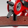 Revolverlochzange beim Lochen eines Ledergürtels