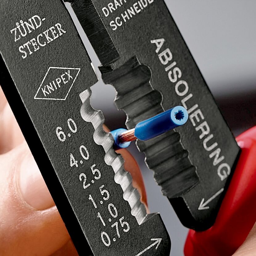Abisolierzange von Knipex mit Aderendhülse