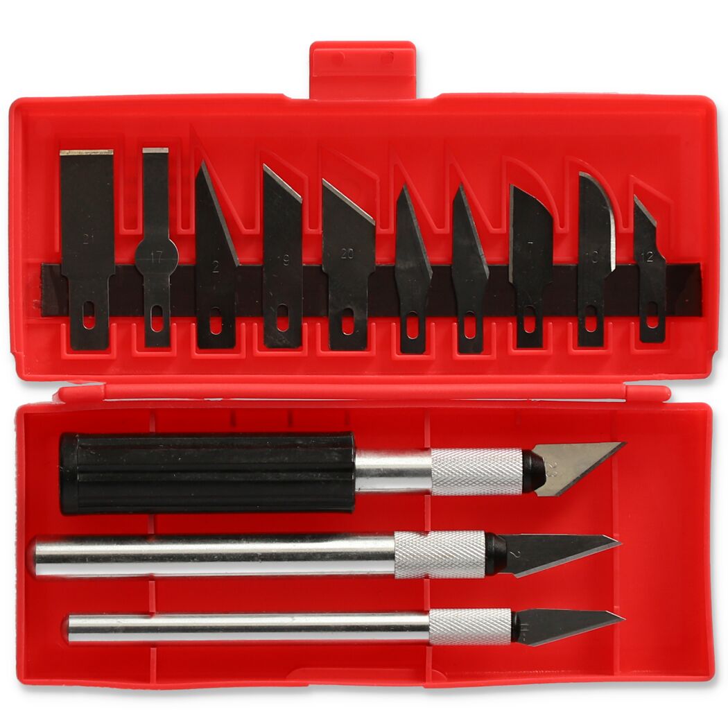 Präzisionsmesser mit verschiedenen Klingen im roten Etui.
