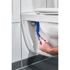 Person montiert einen WC-Sitz mit einem Montageschlüssel.