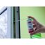 Person ölt mit Ballistol Zylinder-Spray einen Türbeschlag.