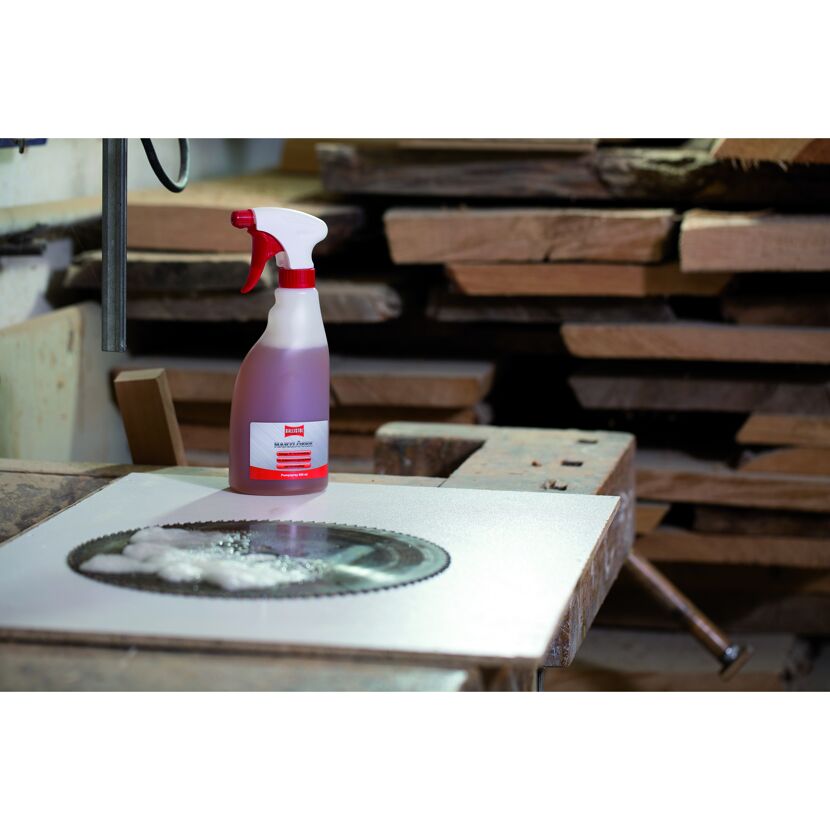 BALLISTOL Harzlöser Pumpspray 600 ml neben Sägeblatt