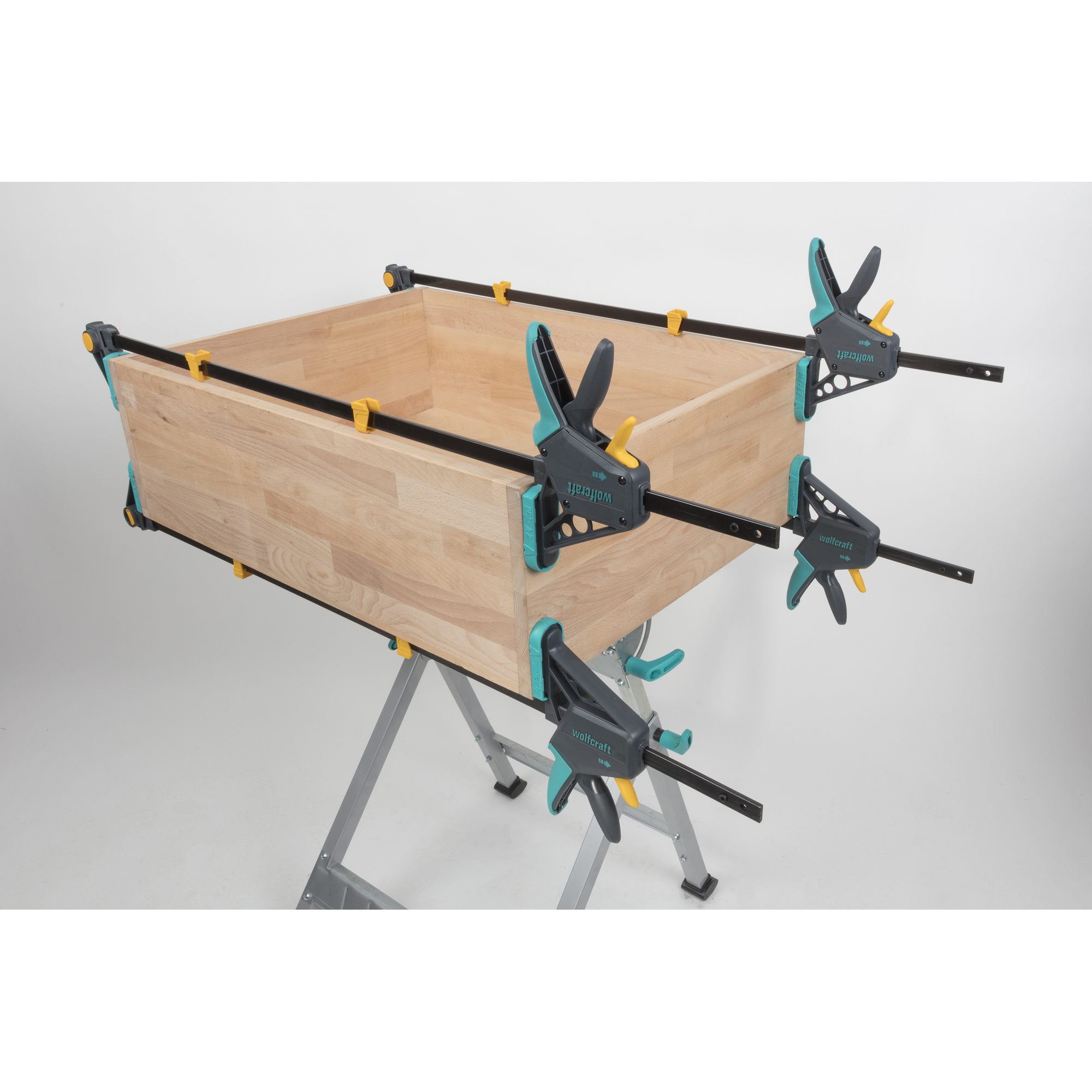 Wolfcraft Einhandzwingen Proaktiv an einer Holzkiste