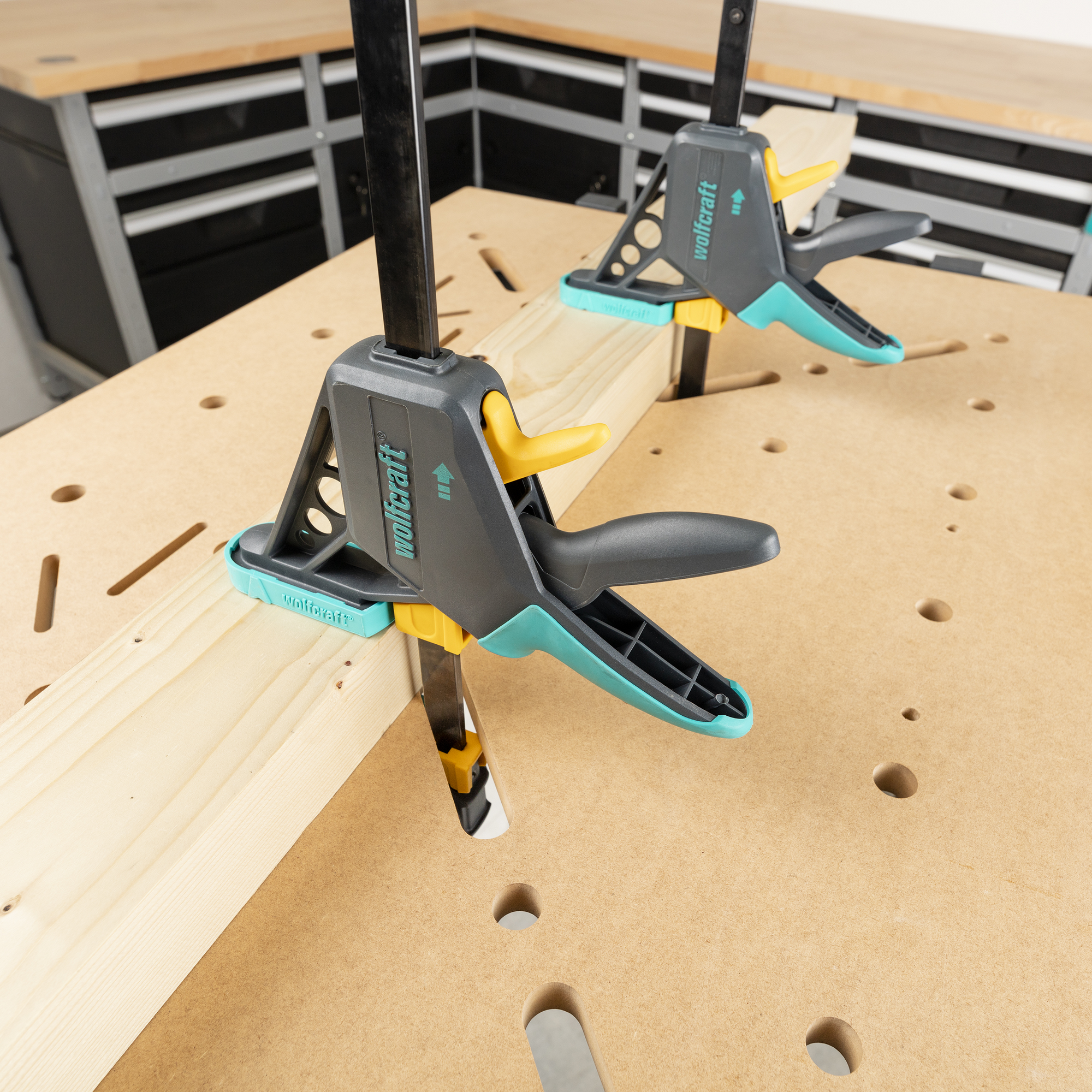 Zwei Wolfcraft Einhandzwingen auf Werkbank