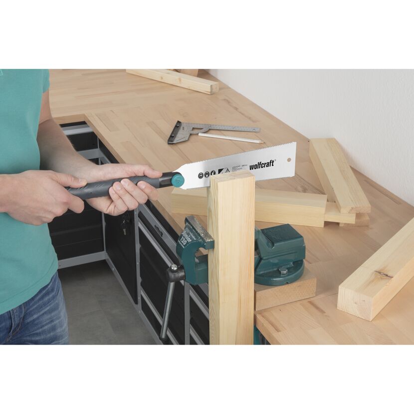 Person sägt Holz mit Japansäge Wolfcraft.