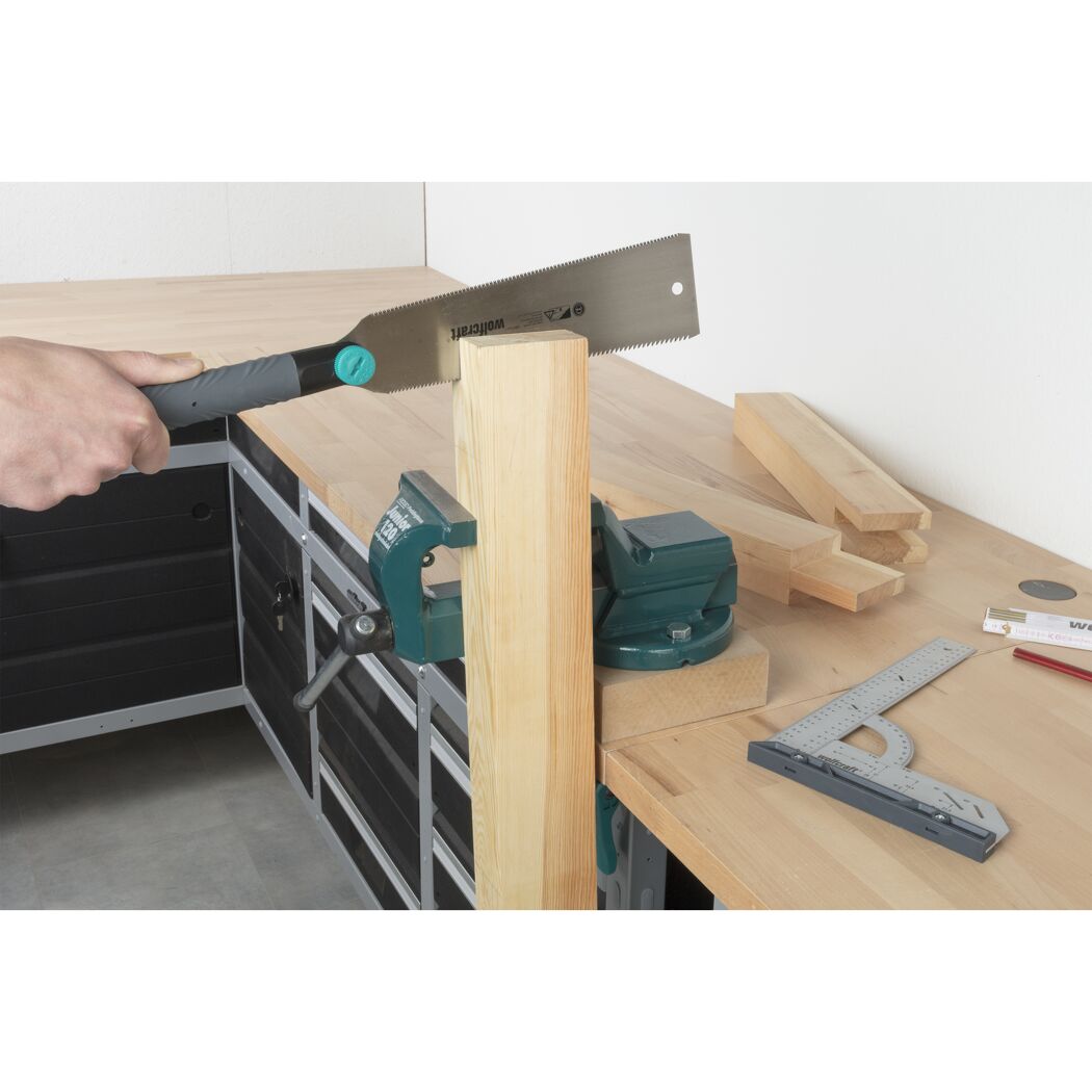 Person sägt Holz mit Japansäge