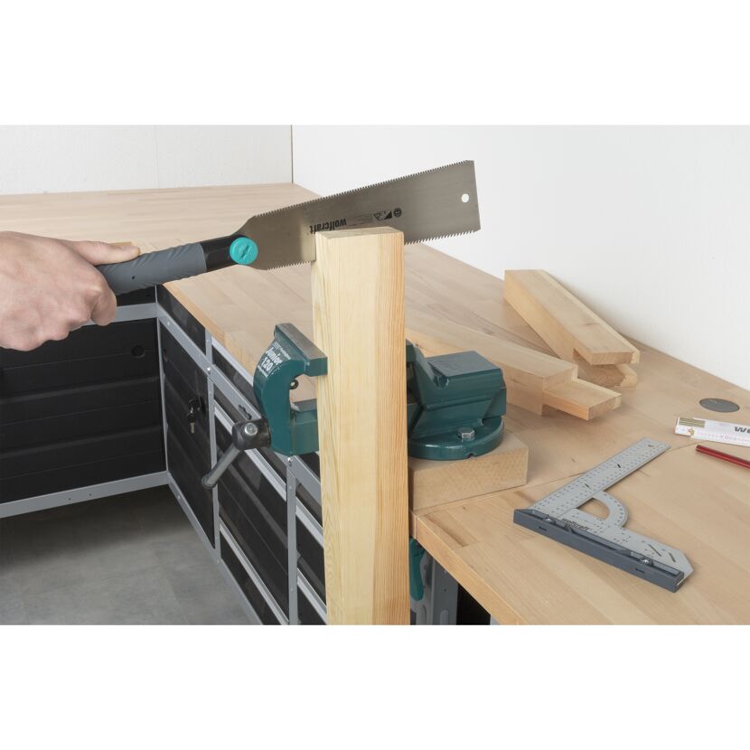 Person sägt Holz mit Japansäge