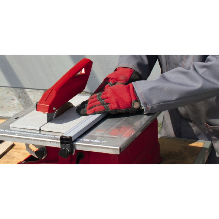 Person schneidet Fliese mit Fliesenschneider