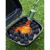 Grillkohle wird mit einem Abflammgerät entzündet