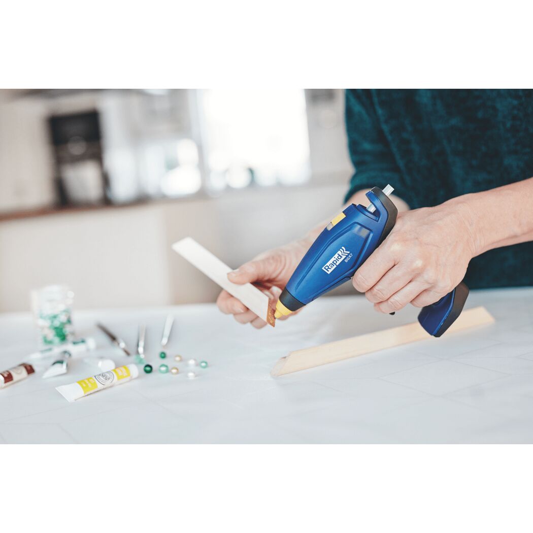 Person verwendet eine Rapid BGX7 Klebepistole.