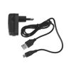 Schwarzes Ladegerät mit Kabel und Stecker