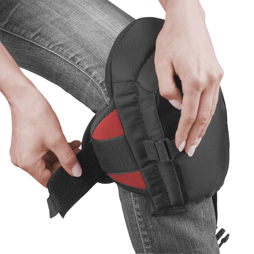 Person legt Knieschoner an