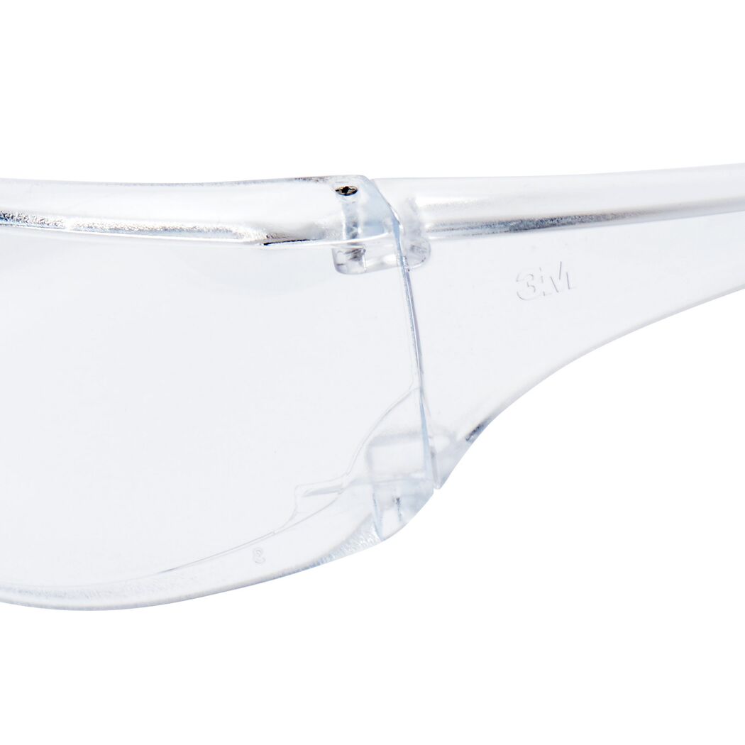 Nahaufnahme einer durchsichtigen Schutzbrille von 3M
