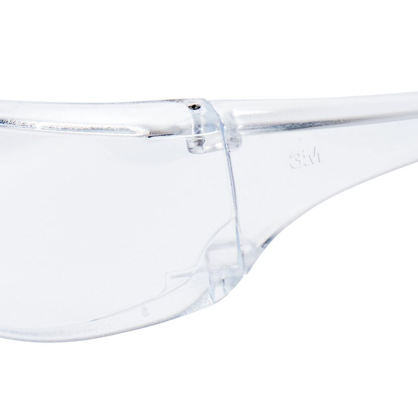 Nahaufnahme einer durchsichtigen Schutzbrille von 3M