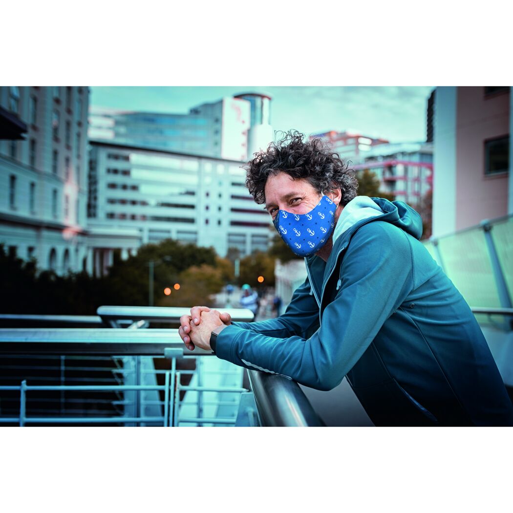 Person mit blauer Gesichtsmaske mit Ankermuster