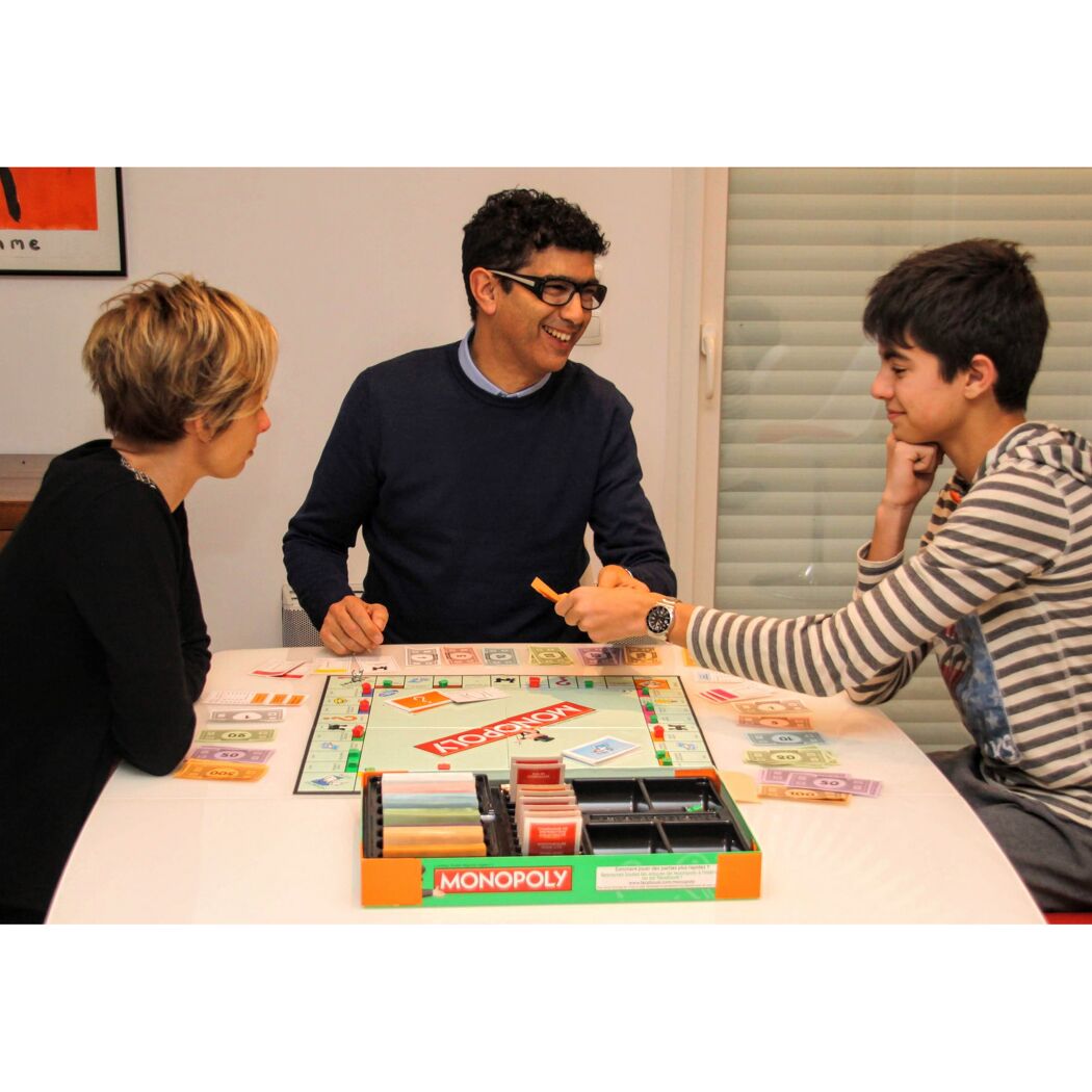 Familie spielt Monopoly