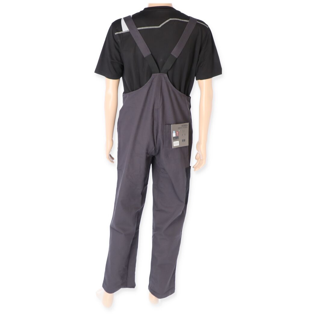 Person trägt graue Latzhose von hinten