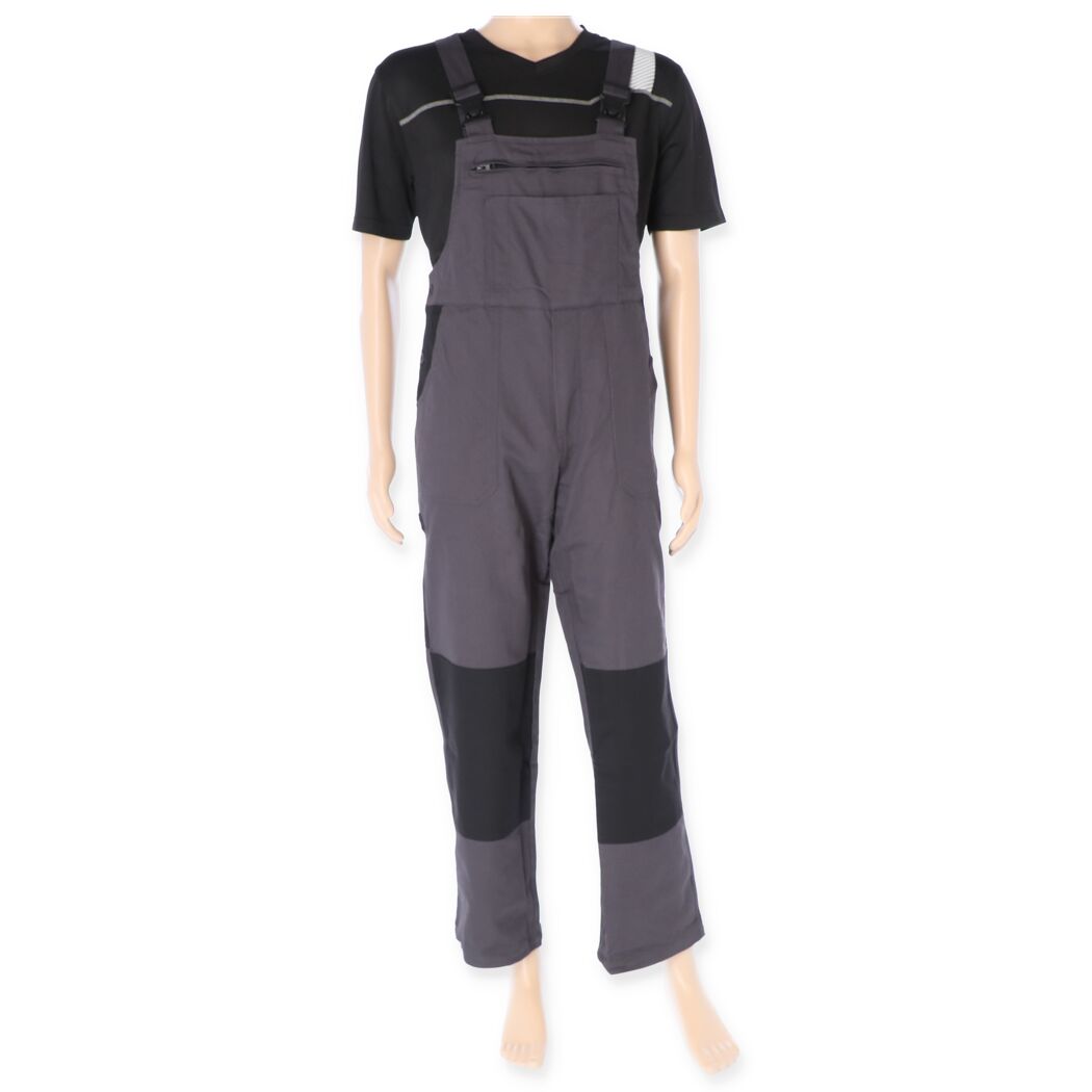 Person trägt graue Latzhose mit schwarzen Einsätzen.