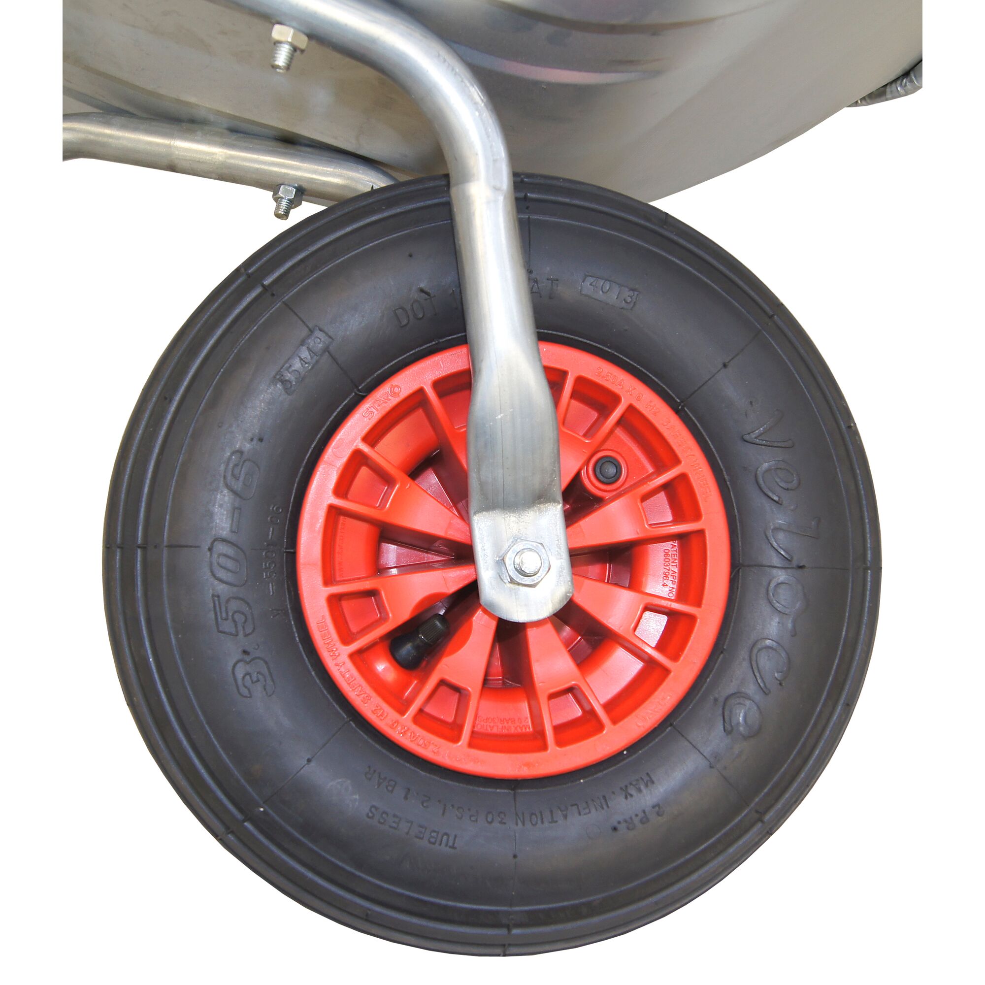 Rotes Rad mit schwarzem Reifen für eine Schubkarre