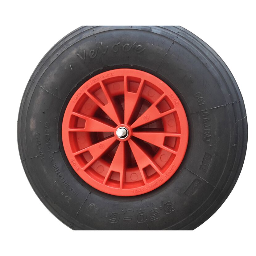 Schwarzes Rad mit roter Felge