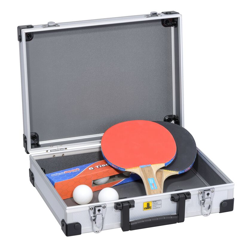 Tischtennisschläger und Bälle in einem geöffneten Koffer