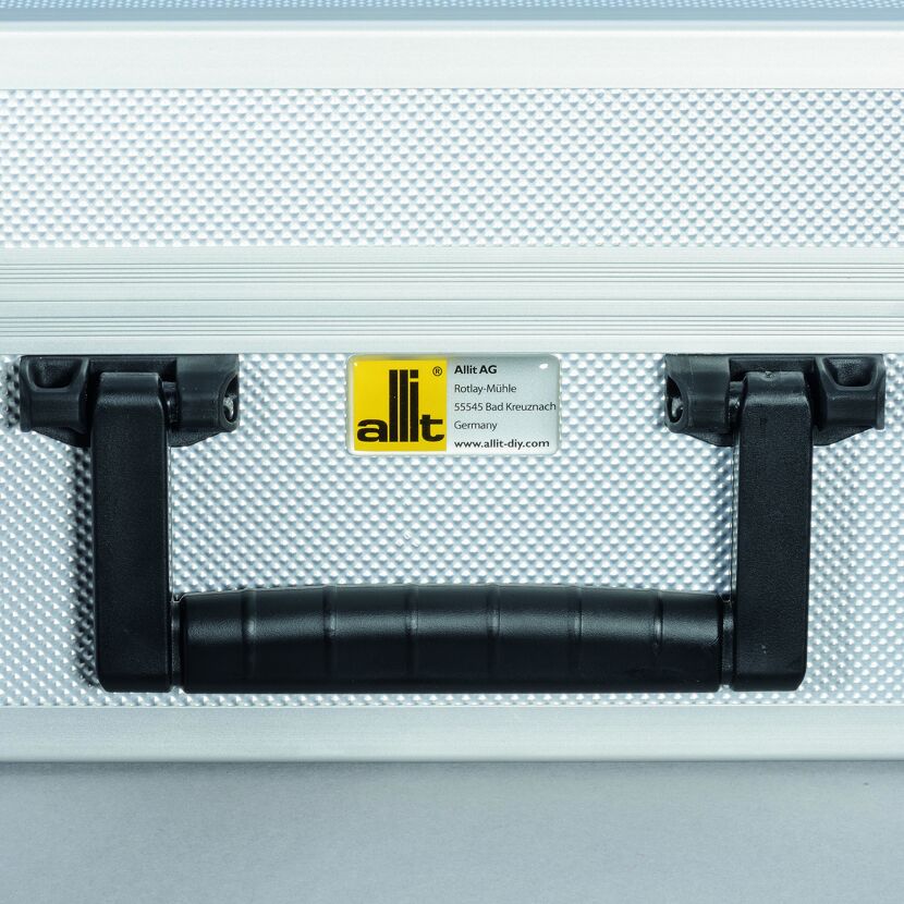 Silberner AluPlus Basic Koffer mit schwarzem Griff