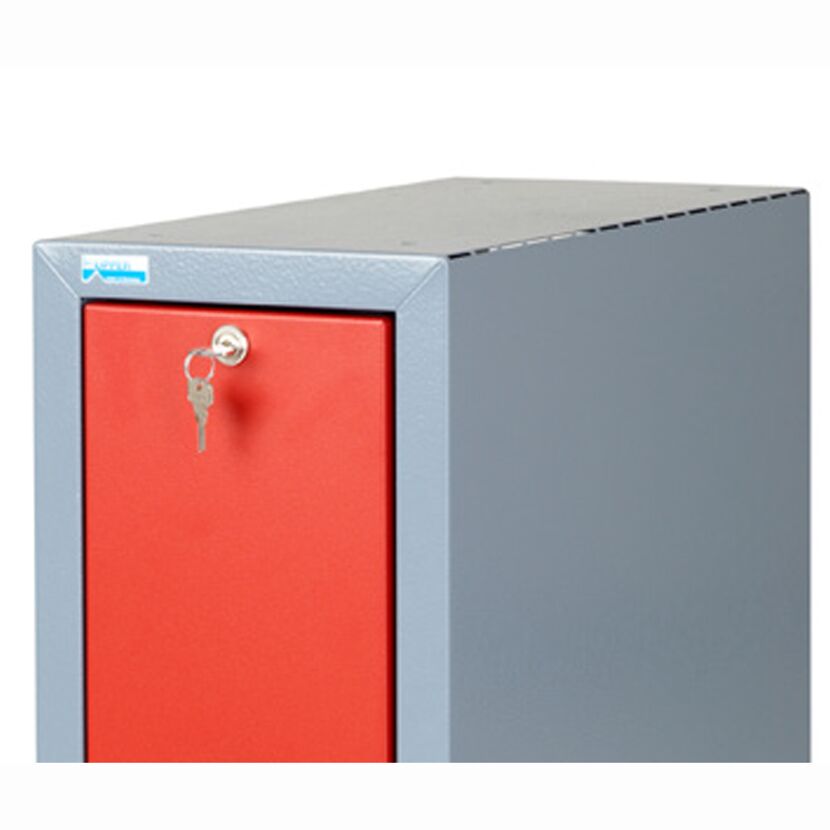 Einbauschrank rot mit Auszug