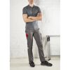 Person in grauer Arbeitskleidung mit roten Details